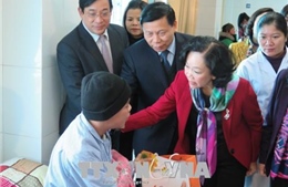 Trưởng ban Dân vận Trung ương thăm, tặng quà các bệnh nhân tại BV đa khoa Bắc Ninh