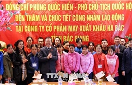Phó Chủ tịch Quốc hội tặng quà công nhân hoàn cảnh khó khăn tại Bắc Giang