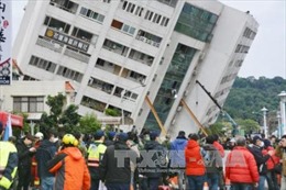 Chạy đua với thời gian tìm kiếm người mất tích trong trận động đất tại Đài Loan