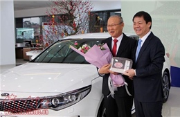 Thaco trao tặng xe ô tô cho huấn luyện viên Park Hang Seo