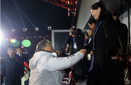 Cú bắt tay lịch sử khiến cư dân mạng Hàn Quốc dậy sóng