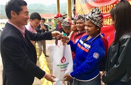 NHCSXH tỉnh Quảng Bình tặng quà cho hộ nghèo và gia đình chính sách nhân dịp Tết Mậu Tuất 2018 