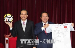 Bóng và áo của các cầu thủ U23 Việt Nam tặng Thủ tướng bán đấu giá được 20 tỷ đồng