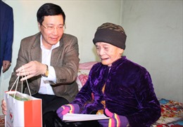 Phó Thủ tướng Phạm Bình Minh thăm, tặng quà Tết tại tỉnh Thái Nguyên 