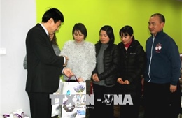 Đại sứ quán thăm hỏi, tặng quà Tết cộng đồng người Việt tại Séc 