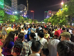 Tối 29 Tết, đường hoa Tết Nguyễn Huệ đông nghịt người du Xuân