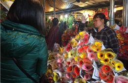 Giá hoa tươi vẫn tăng chóng mặt trong ngày 30 Tết
