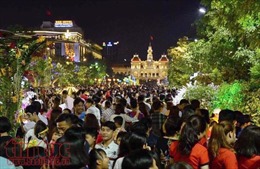 Người dân TP Hồ Chí Minh đổ về trung tâm ngắm hoa, chờ thời khắc pháo hoa Giao thừa