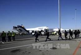 Sơ tán sân bay lớn nhất Nam Phi vì lo ngại có bom