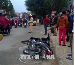 Ô tô đâm 3 xe máy, 1 taxi làm 6 người bị thương nặng
