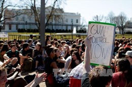 Học sinh khắp nước Mỹ biểu tình phản đối bạo lực súng đạn 