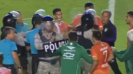 Cầu thủ nổi giận vây đánh trọng tài, cảnh sát chống bạo động phải vào cuộc giải nguy
