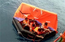 Cứu hộ kịp thời 8 thuyền viên gặp nạn tại vùng biển Hà Tĩnh