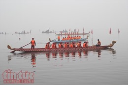 Hàng nghìn người cổ vũ đua thuyền rồng tại Hồ Tây