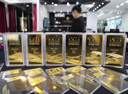 Giá vàng châu Á giảm xuống mức thấp nhất trong ba tuần