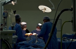 Bệnh viện Ấn Độ miễn phí phẫu thuật thẩm mỹ ngực cho người nghèo