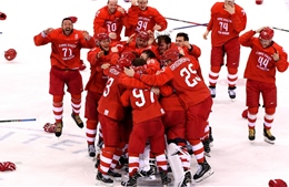 Các VĐV Nga hát vang quốc ca sau khi giành HCV hockey trên băng Olympic Pyeongchang 2018