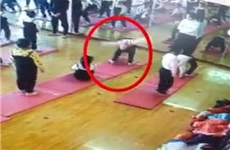 Bé 4 tuổi nguy cơ liệt vĩnh viễn vì động tác yoga tại lớp học không phép