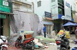 Khối bê tông nặng hàng tấn sập xuống vỉa hè tại TP Hồ Chí Minh