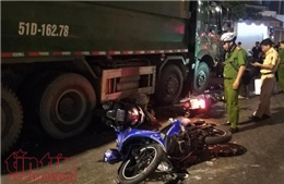 Xe ben mất lái tông 6 xe máy, 9 người bị thương