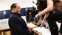 Cựu Thủ tướng Italy bị phụ nữ ngực trần tấn công tại điểm bầu cử