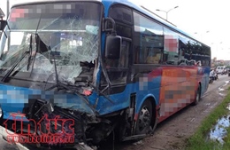 Phá cửa xe giải cứu hành khách trong vụ tai nạn liên hoàn tại Quảng Nam