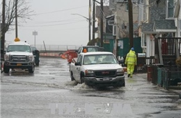 Cả vùng Đông nước Mỹ mất điện, chìm trong biển nước sau cơn bão Riley 