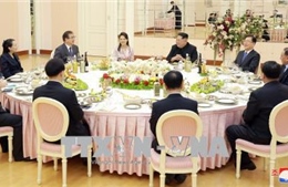 Hình ảnh ông Kim Jong-un &#39;cởi mở&#39; đàm phán với đặc phái viên Hàn Quốc 