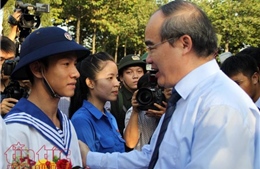 Bí thư Thành ủy TP Hồ Chí Minh tặng hoa, động viên tân binh lên đường nhập ngũ