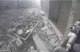 Khoảnh khắc kỳ diệu cứu sống bé gái sơ sinh bị vùi dưới đống đổ nát ở Đông Ghouta
