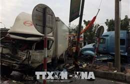 Xe container nổ lốp, tông xe tải ngược chiều tại Thừa Thiên - Huế