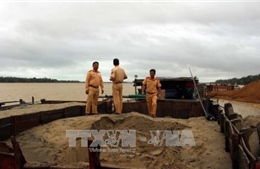 Phát hiện 5 tàu khai thác cát trái phép trên sông Thu Bồn 