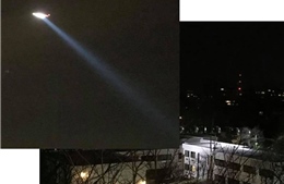 Trực thăng bí ẩn rọi đèn thẳng xuống Đại sứ quán Nga ở Mỹ trong đêm