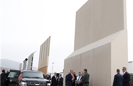 Tổng thống Trump đi thị sát mẫu tường biên giới ngăn Mỹ-Mexico