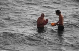 Kỳ diệu khoảnh khắc bà mẹ sinh con dưới biển Hồng Hải 