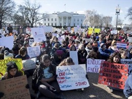Học sinh Mỹ xuống đường biểu tình phản đối bạo lực súng đạn