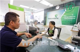 Vietcombank tiếp tục điều chỉnh phí dịch vụ ngân hàng 