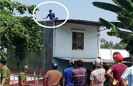 Thanh niên nghi ngáo đá cầm gạch đe dọa, cố thủ trên mái nhà