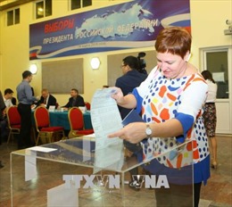 Chùm ảnh: Cử tri Nga tại Việt Nam đi bỏ phiếu bầu cử tổng thống