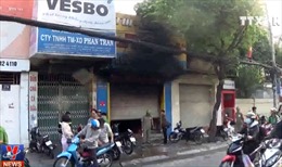 Giải cứu 3 người mắc kẹt trong vụ cháy cửa hàng