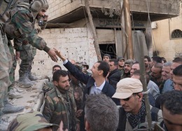 Tổng thống Syria bất ngờ thăm tiền tuyến, trò chuyện cùng binh sĩ