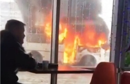 Xe bus cháy bùng bùng bên ngoài, thực khách vẫn bình thản ngồi ăn