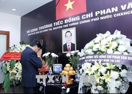 Lãnh đạo Đảng, Nhà nước Lào đến viếng và ghi sổ tang tưởng niệm nguyên Thủ tướng Phan Văn Khải 