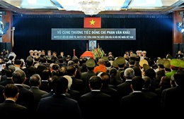 Đông đảo các đoàn đại biểu và người dân đến viếng nguyên Thủ tướng Phan Văn Khải 