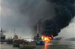 Cháy tàu chở xăng dầu, hai người bị bỏng 