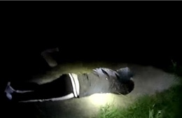 Video cảnh sát Mỹ bắn 20 phát đạn vào thanh niên do nhầm điện thoại là súng