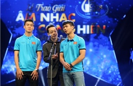 Duy Mạnh, Công Phượng U23 ngượng nghịu trong lễ trao giải Âm nhạc Cống hiến