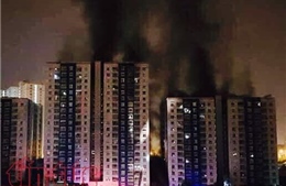 Chung cư Carina Plaza cháy ngút trời, 27 người chết và bị thương