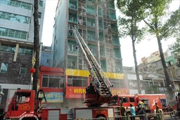 Giải cứu gần 20 người trong khách sạn bốc cháy ở TP Hồ Chí Minh