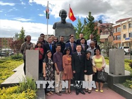 Đoàn đại biểu Quốc hội Việt Nam dâng hoa tại tượng đài Bác Hồ ở Madagascar